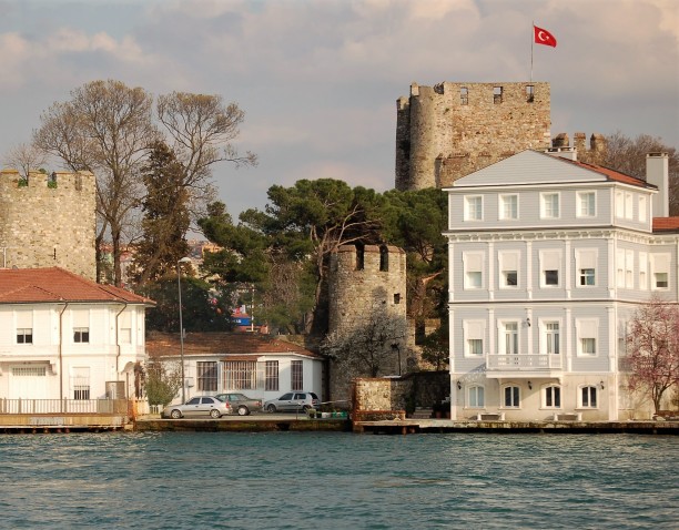 Anadoluhisarı Castle is sitiuated in the Beykoz district of Istanbul on the Asian side of the Bosphorus. The castle was built between 1393 and 1394 on the commission of the Ottoman Sultan Bayezid I.
