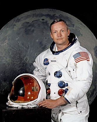 330px-Neil_Armstrong_pose